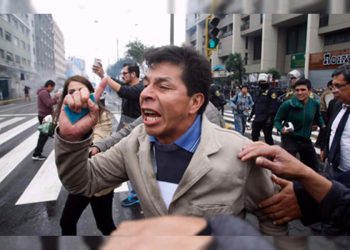 Le ordenaron “¡Tírate!” y se tiró. “¡Lee!” y leyó