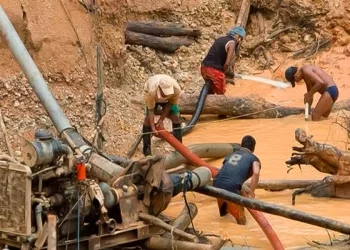 Extracción ilegal de minerales